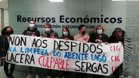 Personal del servicio de limpieza del Hospital Abente y Lago, en el edificio de gerencia del Chuac.