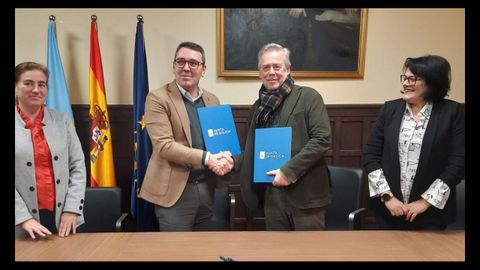 El alcalde de Ribadeo, Dani Vega, a la izquierda de la imagen, y el conselleiro de Sanidade, Antonio G�mez Caama�o, tras firmar el convenio de colaboraci�n
