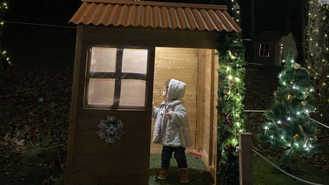 noalla.Un sendero conduce a las casitas por las que sale humo de sus chimeneas. En la Asociacion Xuvenial A Esmorga preparon una decena de estas casas, adems de animalitos de madera y elementos decorativos como un puente sobre el ro o un trineo con renos