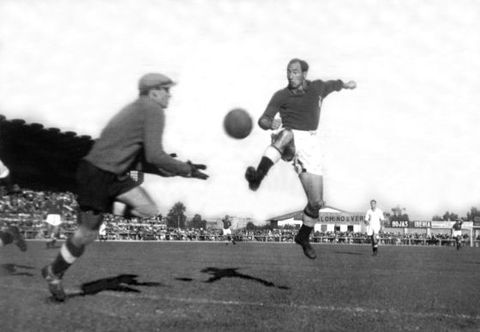 Isidro Lngara remata a puerta en un partido entre el Oviedo y el Real Madrid, en el ao 1946