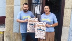 El patr�n mayor de Ferrol, Gustavo Chacartegui, y Felicitas Camarista, de La Tienda de Fe, posan con la camiseta conmemorativa de las fiestas y con el cartel de la programaci�n