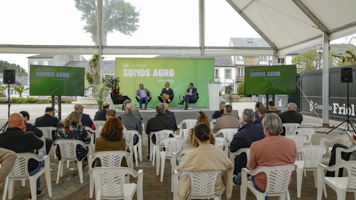 Francisco L�pez, presidente do Craega; Xes�s Mazaira, socio�de Airas Moniz; e Jorge Eiroa, director de Compras de Vegalsa-Eroski en Friol