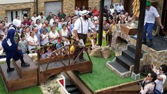 Una representaci�n delante del jurado del desfile de Les Carroces de Valdesoto.Una representaci�n delante del jurado del desfile de Les Carroces de Valdesoto