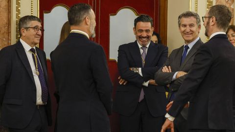 El l�der de Vox, Santiago Abascal, el portavoz del PSOE, Patxi L�pez y el l�der del PP, Alberto N��ez Feij�o conversan en Sal�n de los Pasos Perdidos