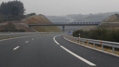 SIN COCHES, ni paneles informativos de la DGT. Una autov�a a medias. La A-54 apenas se usa por la semana por los conductores. Los fines de semana tiene m�s tr�nsito debido a que se hacen m�s viajes �� aldea�. Una de la caracter�sticas de la autov�a es la ausencia de paneles informativos de la DGT o de iluminaci�n en las intersecciones.