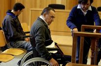 El abuelo, en primer t�rmino, y el t�o, al fondo, durante el juicio en la Audiencia.