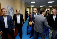 El presidente del PP de Sevilla, Juan Bueno, a la izquierda, con Louz�n, particip� ayer en el acto. 