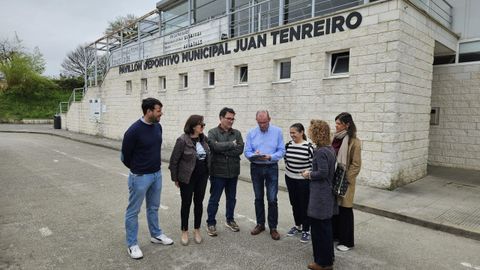 El alcalde de Mi�o, Manuel V�zquez Faraldo, con miembros de su equipo, revisando las obras realizadas en el pabell�n.