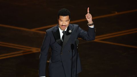 Lionel Richie presenta un premio en la gala de los �scar