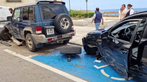 El conductor que provoc el accidente impact contra varios turismos aparcados; uno de ellos en una plaza de discapacitados y en su interior haba tres personas, entre ellas un menor, que resultaron heridas