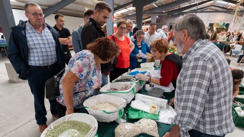 Asistentes a una edicin anterior de la feria, en un puesto de Lourenz