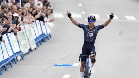 El corredor mexicano Edgar Cadena, del equipo Storck MRW Bau, ha ganado la tercera etapa de la 68� Vuelta Ciclista a Asturias