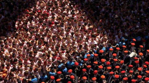 Una multitud se re�ne durante el chupinazo