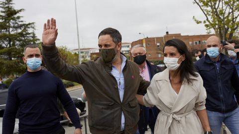El l�der de Vox, Santiago Abascal, y la candidata a la Presidencia de Madrid, Roc�o Monasterio, saludan a su llegada a un acto del partido en Vic�lvaro (Madrid)