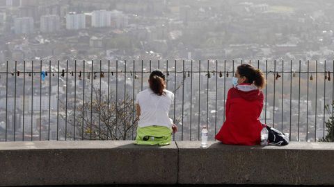 Dos mujeres este lunes en la cumbre del monte Naranco, Oviedo