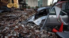 Un coche entre los escombros de un edificio derrumbado a causa del hurac�n Ida en Luisiana