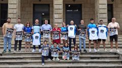 Las autoridades y representantes del Club Atletismo Ribadeo, en la presentaci�n de la carrera de este s�bado.