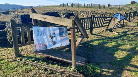 El vallado y los paneles explicativos del yacimiento arqueolgico de A Lanzada, en Sanxenxo, estn podridos y por los suelos