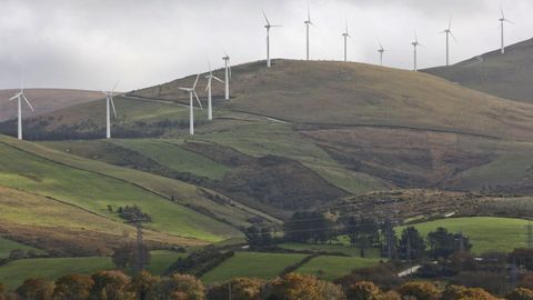 Los aerogeneradores están muy presentes en montes de Muras