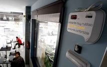 Una cafeter�a del barrio de A Ponte, con un medidor que controla el sonido ambiental. 