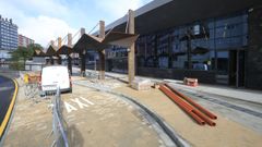 A�n se est�n colocando canalizaciones en el interior de la nueva estaci�n de tren de Lugo