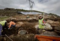 La retirada de la torre el�ctrica es una de las actuaciones pendientes en el castro. 