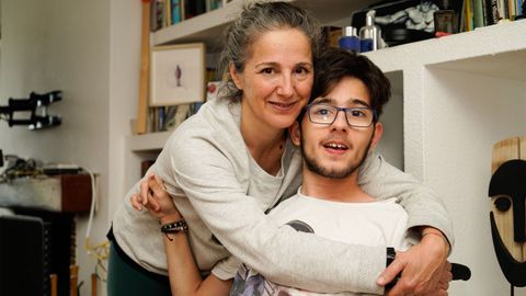 Jorge Osa, estudiante del instituto de Adormideras en A Corua, con su madre.