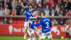 Luismi, Dani Calvo y Tar�n celebran el triunfo del Oviedo en El Molin�n de la 21/22