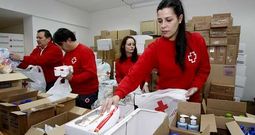Los voluntarios comenzaron ayer a empaquetar los lotes de productos de higiene infantil destinados a familias con pocos recursos.
