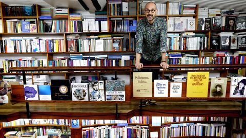 Julio Iglesias, de la Librería Paz, junto a las estanterías de un negocio con 58 años