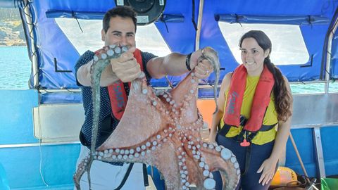 Una pareja de peregrinos participa en una actividad de pesca 