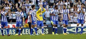 Los futbolistas del Dpor aplauden a la aficin de Riazor al trmino del partido del pasado domingo contra el Valencia. 