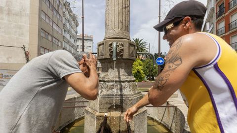 Vecinos de Carballo, donde estuvo a punto de batirse el r�cord hist�rico de temperaturas, se refrescan en una fuente