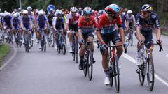 El pelot�n durante la decimoquinta etapa de la Vuelta ciclista a Espa�a disputada este domingo entre Infiesto y Cuitu Negru, con 143 kil�metros de recorrido