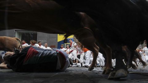 Un corredor en el suelo al paso de los toros