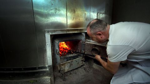 Carlos y Mnica gestionan la panadera-pizzera Rozas de Cospeito