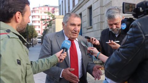 Issam Alnagm, antes de entrar a la Audiencia Provincial de Lugo, atendiendo a los medios