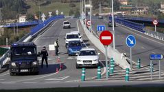 Vista de un control de la Polica Nacional a la entrada de Oviedo en una imagen de archivo