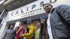 El equipo de Calipso Tattoo Piercing de Santiago junto a Black Alien, quien se sum� al grupo de tatuadores durante las dos primeras jornadas inaugurales, al formar parte de la cadena y tener una relaci�n profesional y personal con su due�o (Ra�l Rodr�guez es modificador corporal y le quit� dos dedos de la mano en M�xico). El horario del estudio es de lunes a s�bado, de 11 a 14 y de 16 a 20.30 horas. 