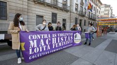 Feministas de Pontevedra se manifestaron esta ma�ana para dar apoyo a la v�ctima del juicio de abusos sexuales y a su madre 