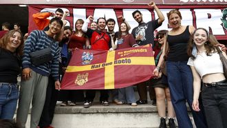 James (de rojo, en el centro) rodeado de sus compañeros internacionales en la grada de Pasarón