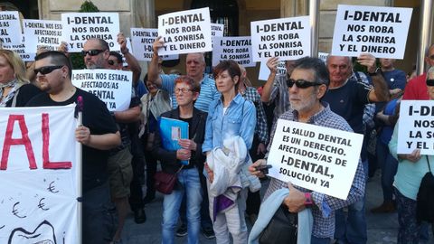 Isabel �lvarez, de azul, en el centro de la imagen, durante una concentraci�n de la plataforma de afectados de iDental en Gij�n