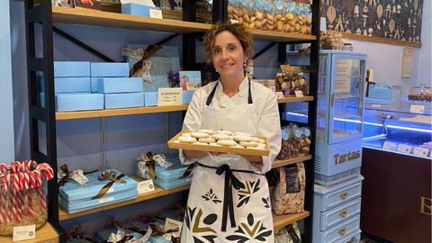 La repostera Arancha Fern�ndez posa con una bandeja de rosquillas �Asturianitas�