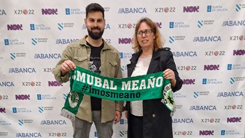 Adri�n Pumar e Silvia Lobato, posando tras o acordo entre o t�cnico cangu�s e o Asmubal Mea�o.