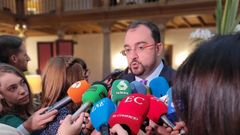 Adrin Barbn atiende a los medios de comunicacin en el Hotel de la Reconquista