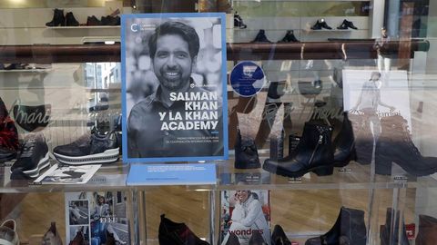 Vista de uno de los numerosos comercios de Oviedo que expone en su escaparate fotograf�as y biograf�as de los galardonados en esta edici�n de los Premios Princesa de Asturias