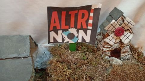 Carteles reivindicativos que se colocar�n en el Portal de Bel�n de Monfero