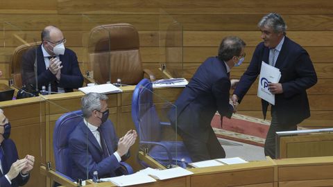 El portavoz del PPdeG en el Parlamento, Pedro Puy, saluda al expresidente Nez Feijoo en la sesin de investidura del jueves 12 de mayo