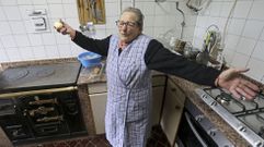 Carmen Gonzlez, pelando patatas en la cocina de su casa de Barro, que pertenece a Renfe dado que su marido era ferroviario.