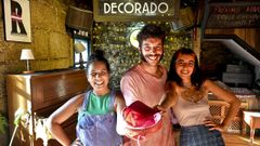 Eva Comesaa, Laura Merchn y Sergio Llauger, responsables del Teatro Gorrila, en A Casa de Arriba